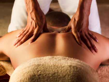 back treatment from a massage specialist at esthiva spa center lahore